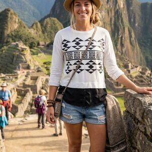 Kensie longsleeve Sz M Rayon mix. Geometric Aztec-inspired pattern